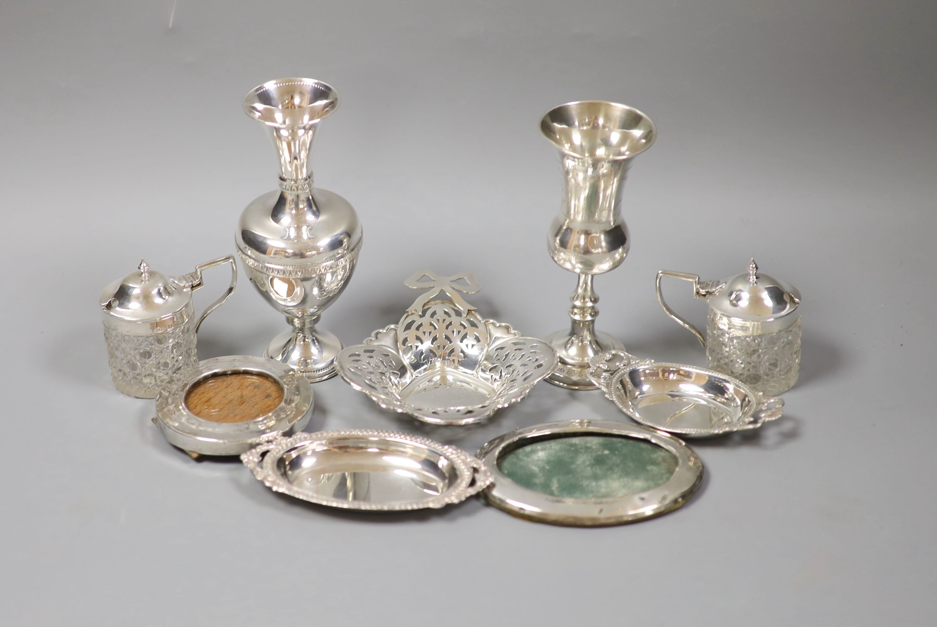 A small silver dish and other sundry silver including kiddush cup, 925 vase, miniature trays and photograph frames.